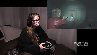 Titta På En Brunett Babe Med Naturliga Bröst Strippa Under En Resident Evil 2 Playthrough